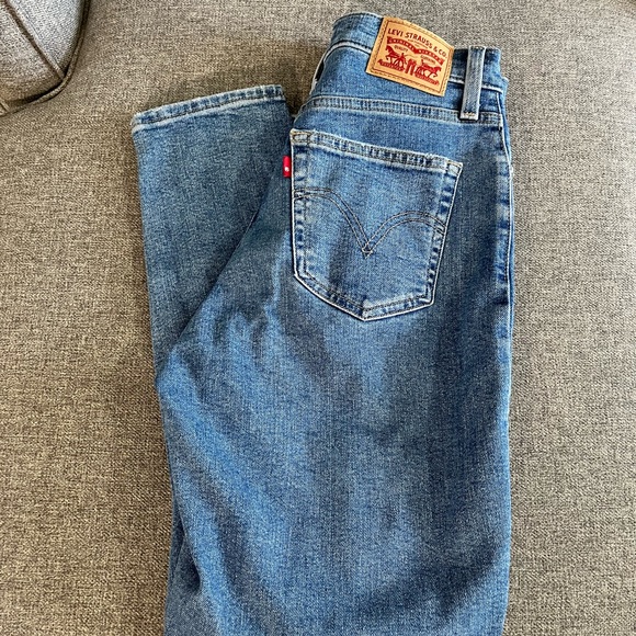 Levi’s High Waisted Mom Jean, Size 26 - Picture 3 of 9